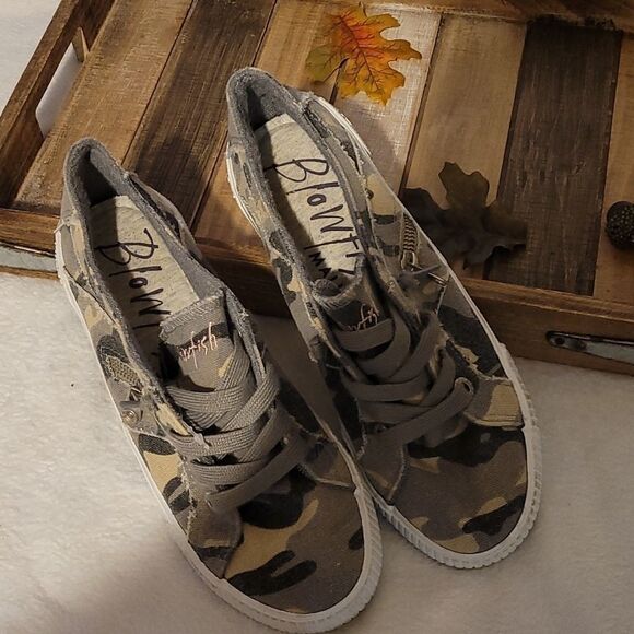 Blowfish sneakers almost new Size 6 - Picture 1 of 7